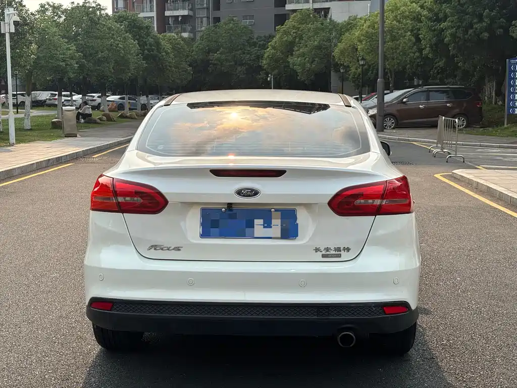 Ford Focus 2015 EcoBoost 180 AT Elite