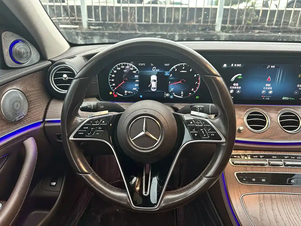 Mercedes-Benz E-Class — миниатюра 9