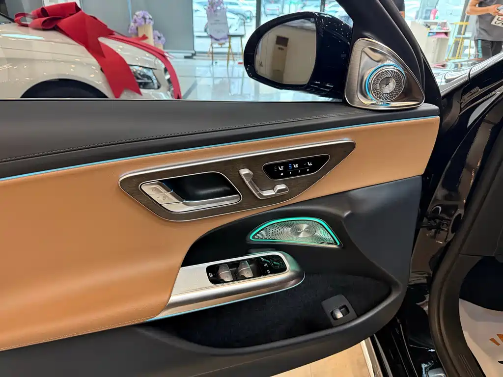 Mercedes-Benz E-Class — миниатюра 8