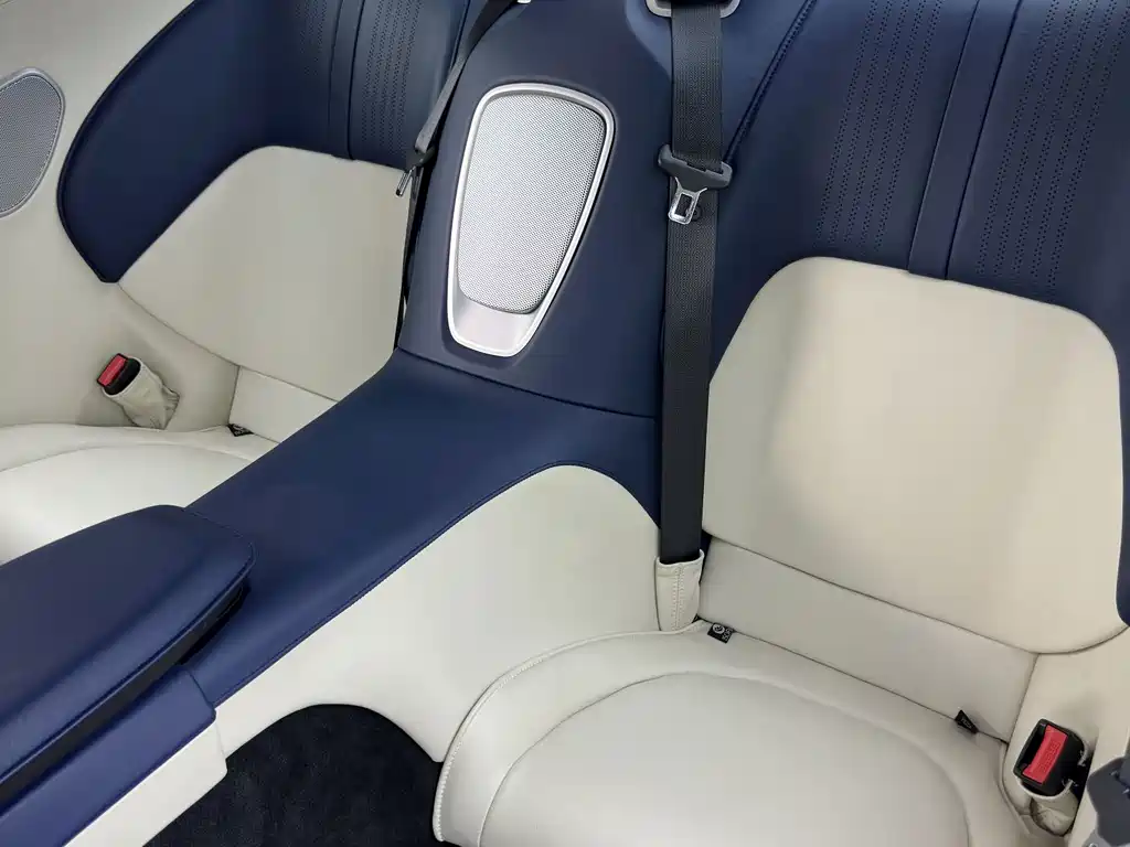 Aston Martin DB11 — миниатюра 21