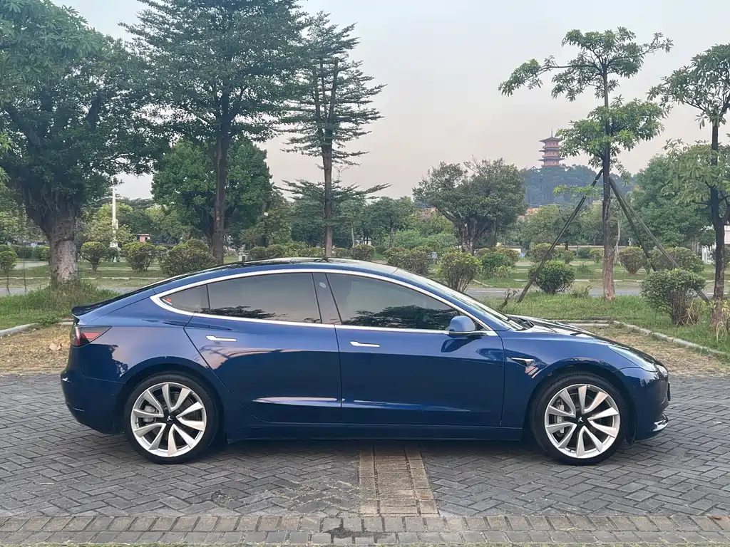 Tesla Model 3 — миниатюра 4