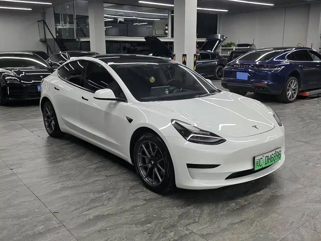 Tesla Model 3 — миниатюра 3