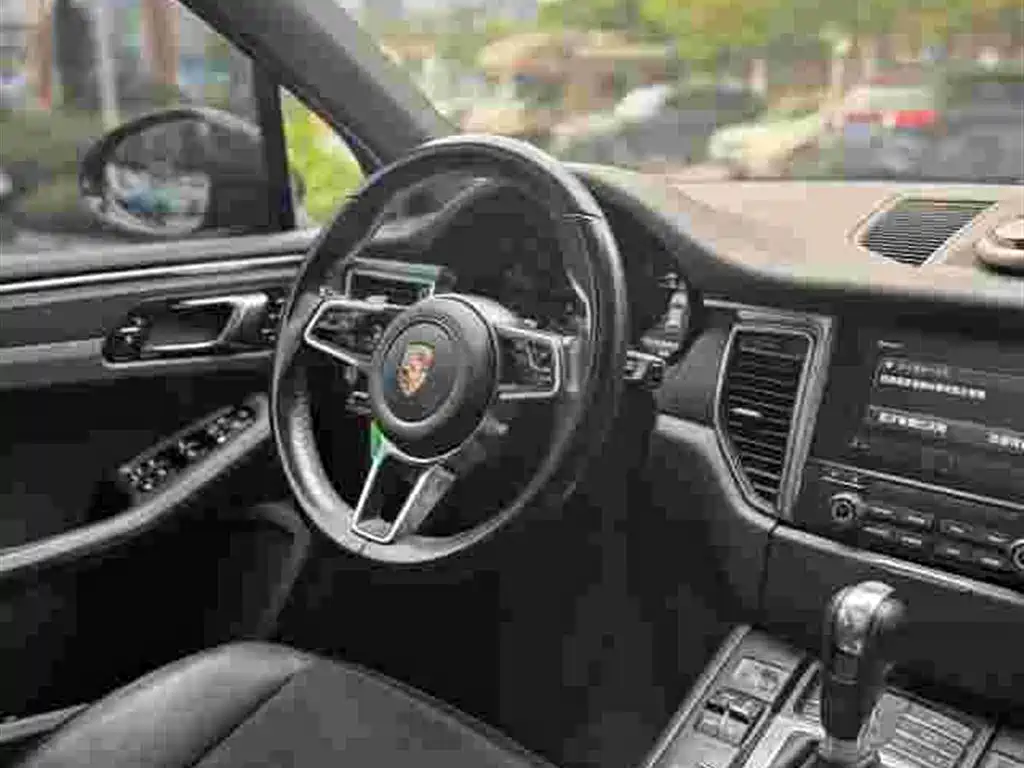PORSCHE MACAN
