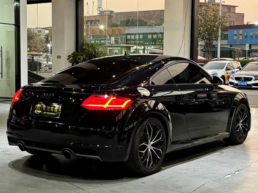 AUDI TT
