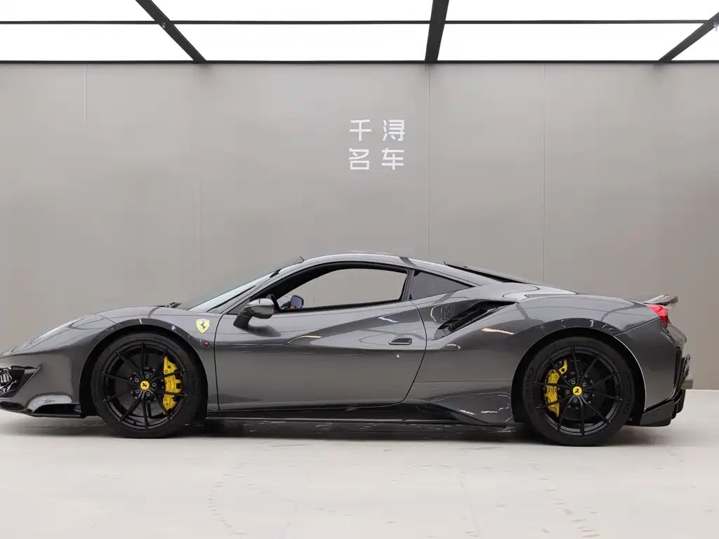 FERRARI 488