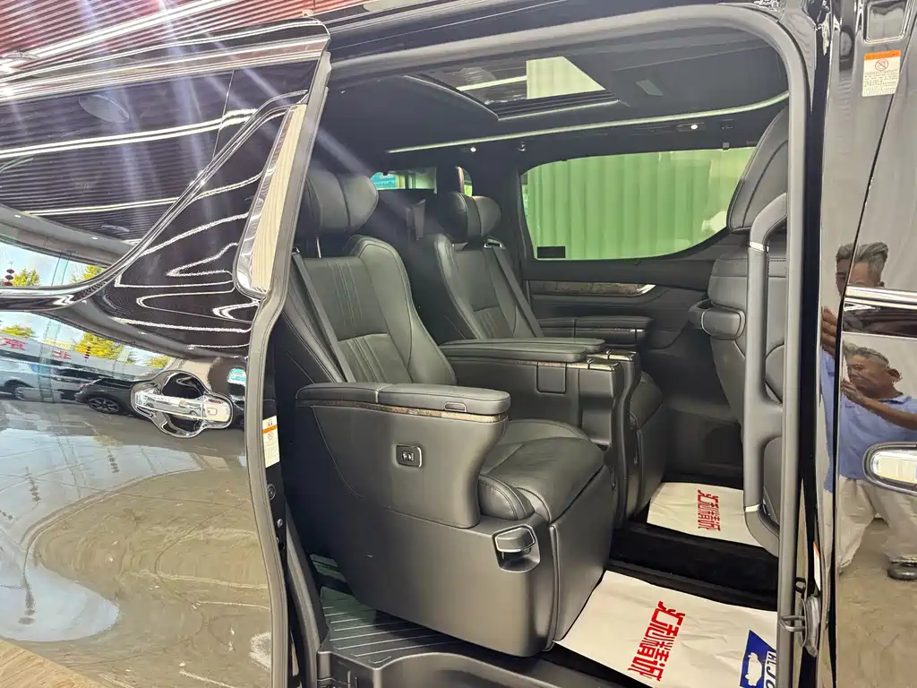 Toyota Alphard — миниатюра 18
