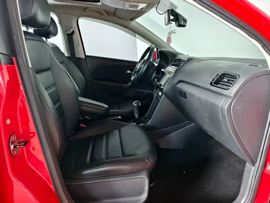Volkswagen Polo 2013 1.4L AT Luxury