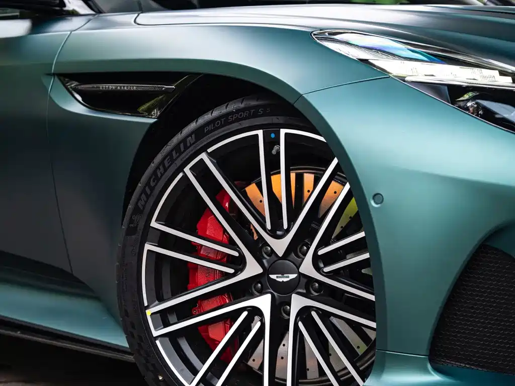 Aston Martin DB12 — миниатюра 5