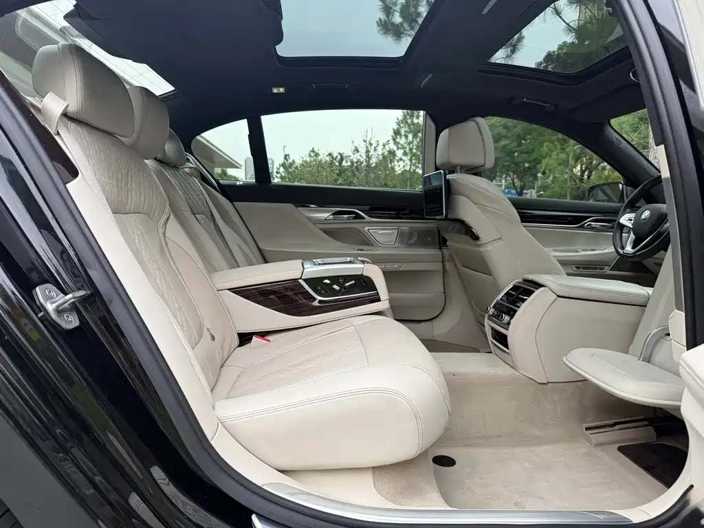 BMW 7 Series 7 2016 750Li xDrive мест