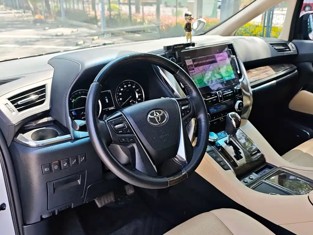 Toyota Alphard — миниатюра 9