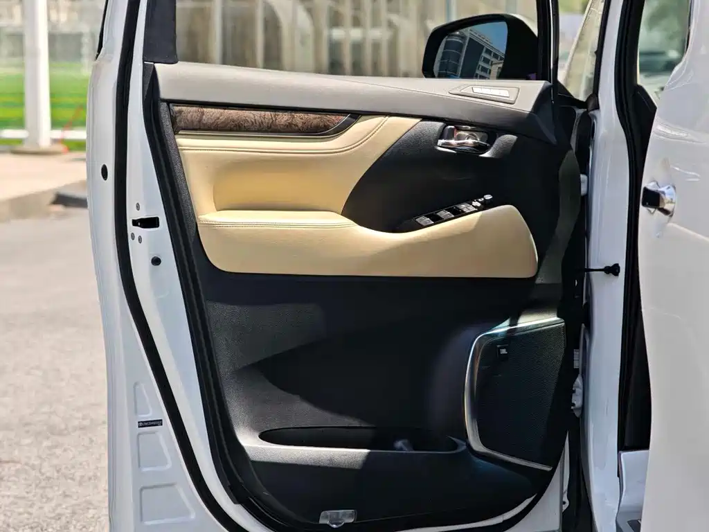 Toyota Alphard — миниатюра 25