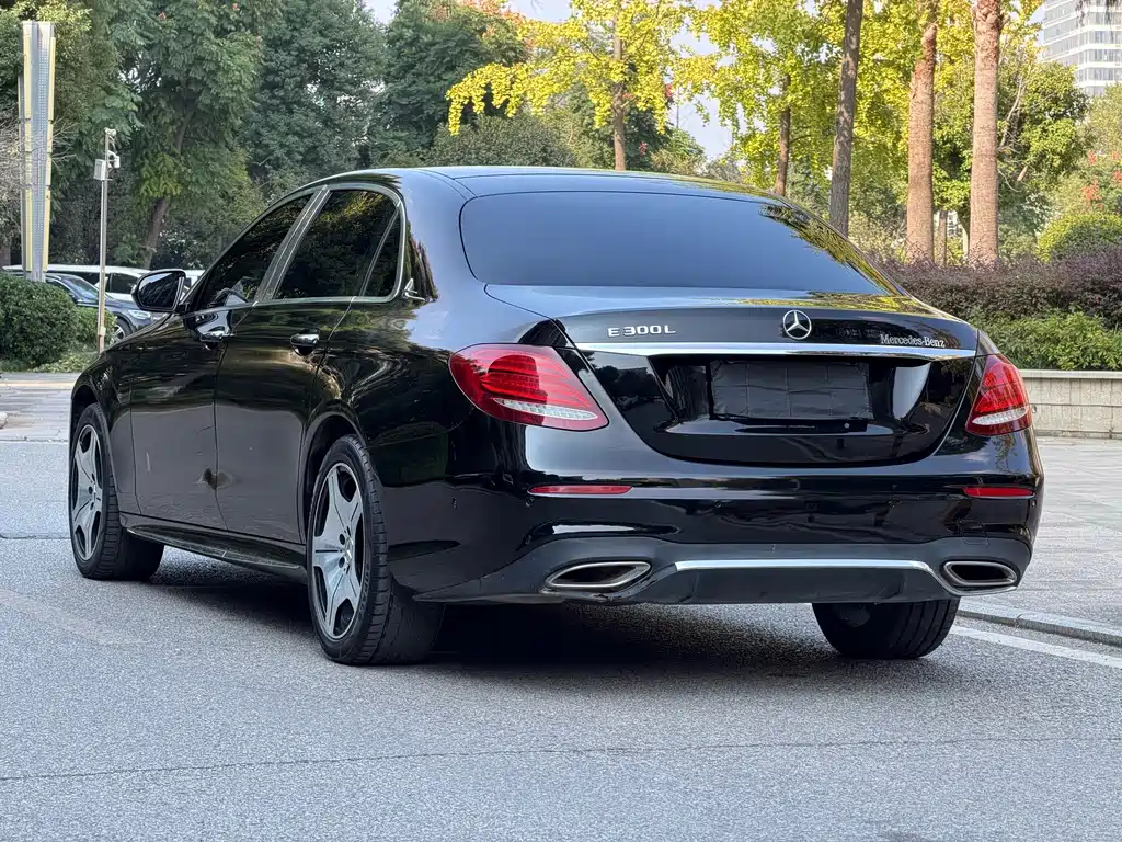 Mercedes-Benz E-Class — миниатюра 6
