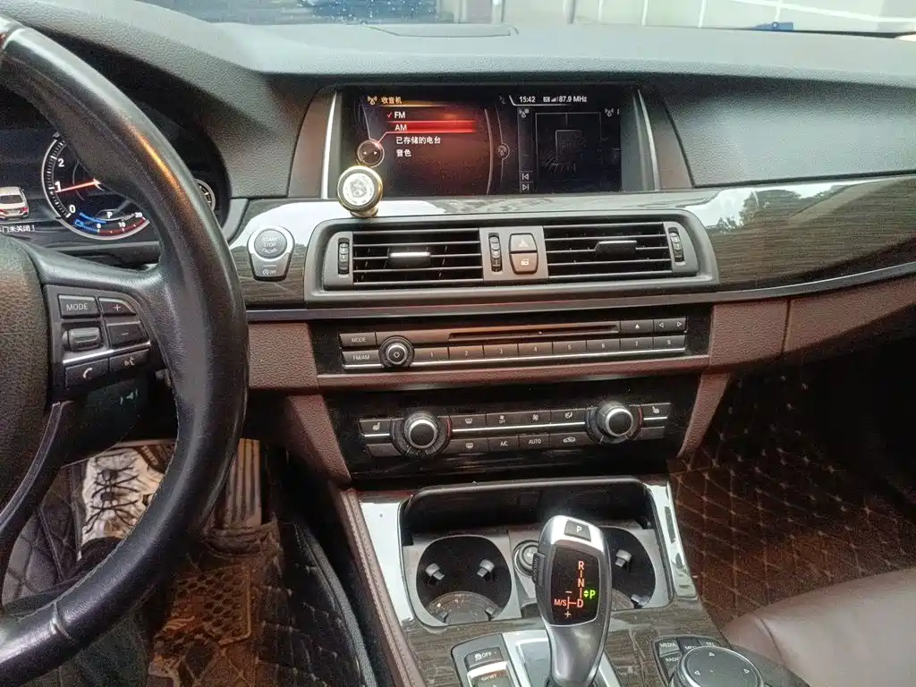 BMW 5 Series — миниатюра 9