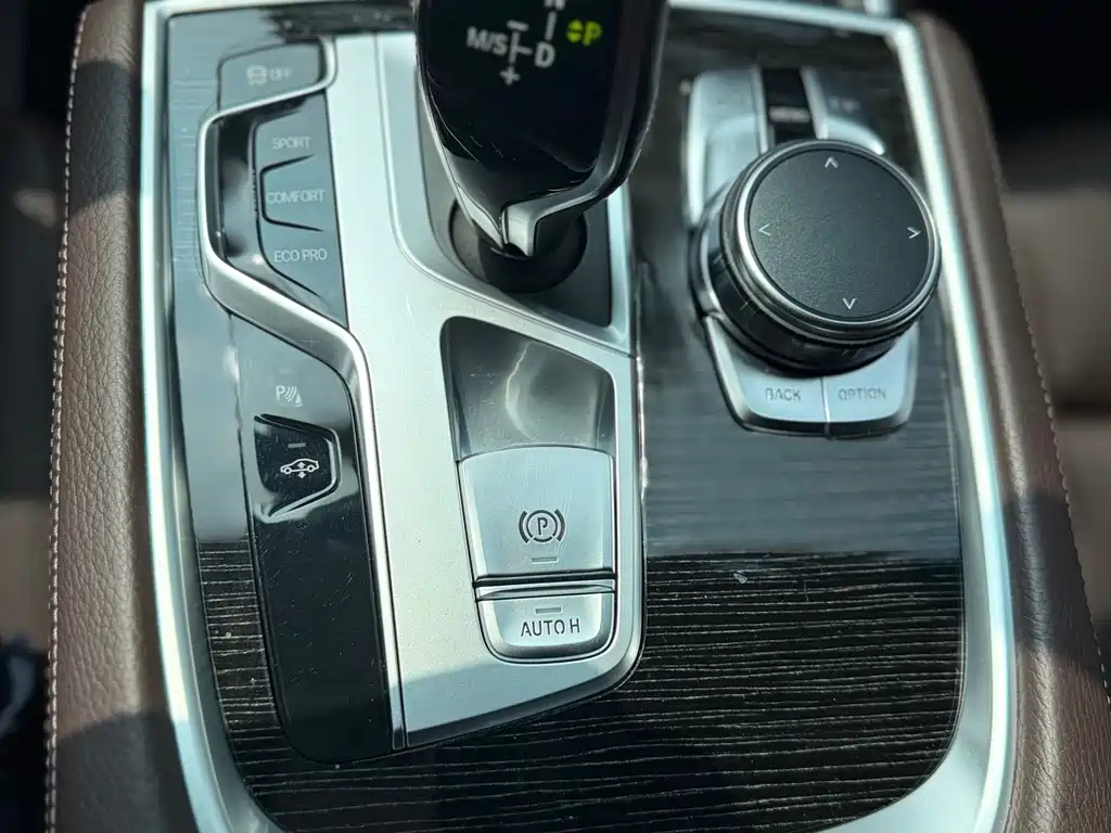BMW 7 Series — миниатюра 24
