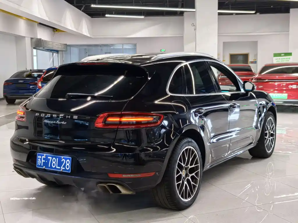 PORSCHE MACAN