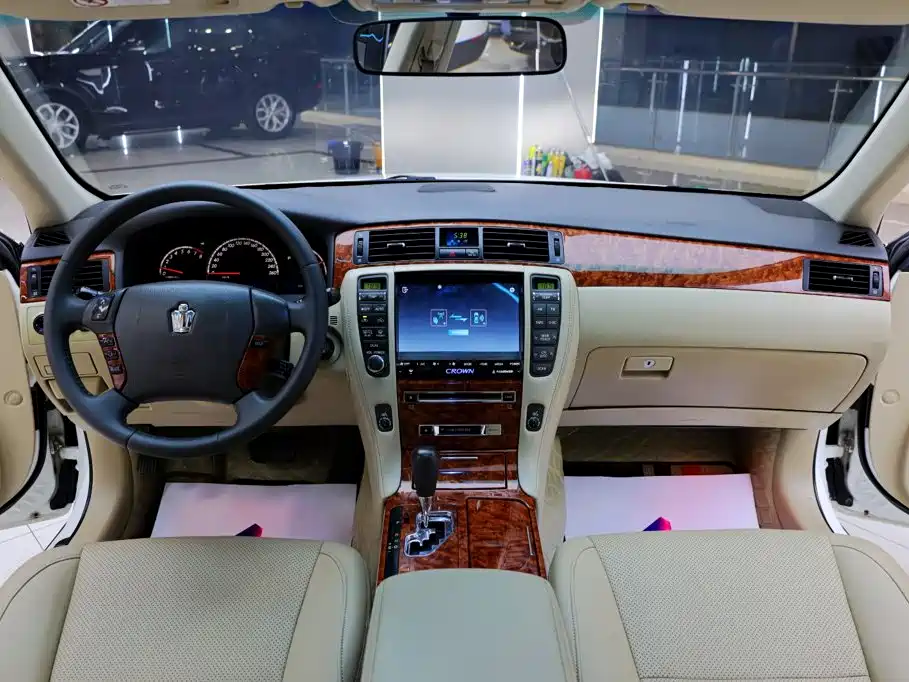 Toyota Crown — миниатюра 20