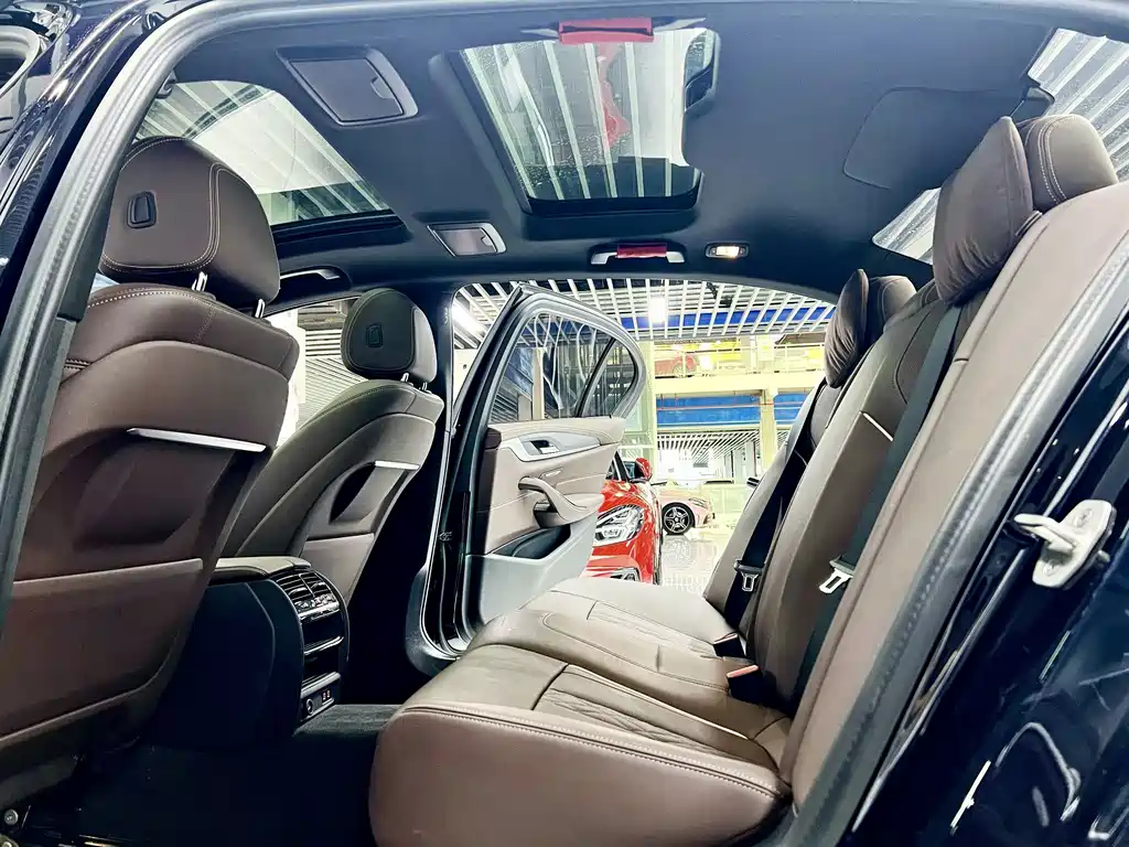 BMW 5 Series — миниатюра 7