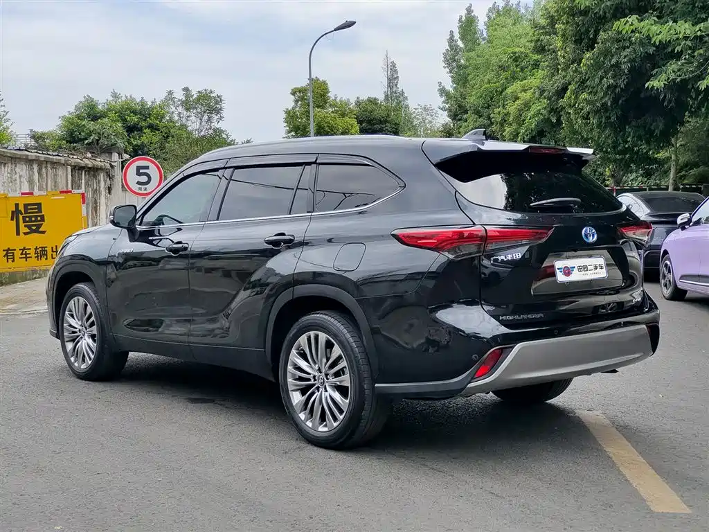 Toyota Highlander 2022 2.5L Luxury 7 мест
