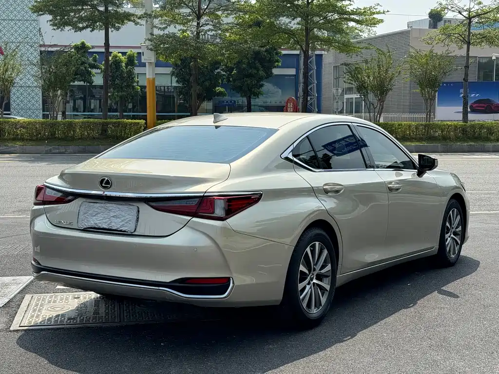 Lexus ES — миниатюра 16