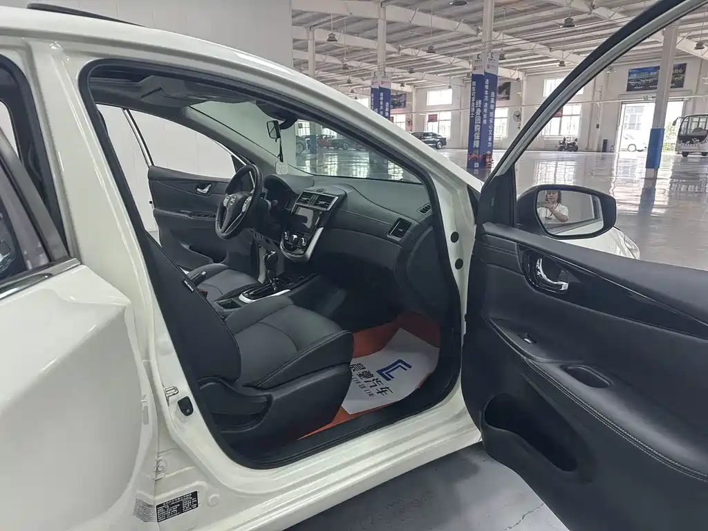 Nissan Tiida — миниатюра 14