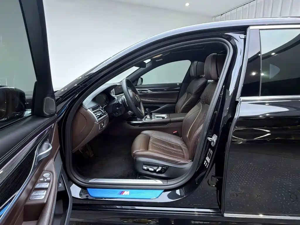 BMW 7 Series — миниатюра 12