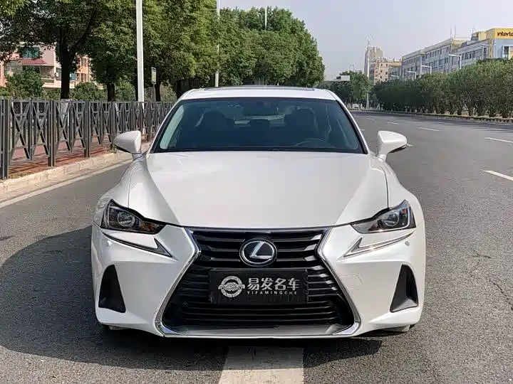 LEXUS  IS