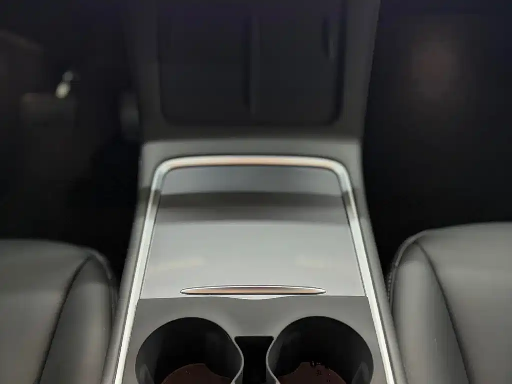 Tesla Model Y — миниатюра 18