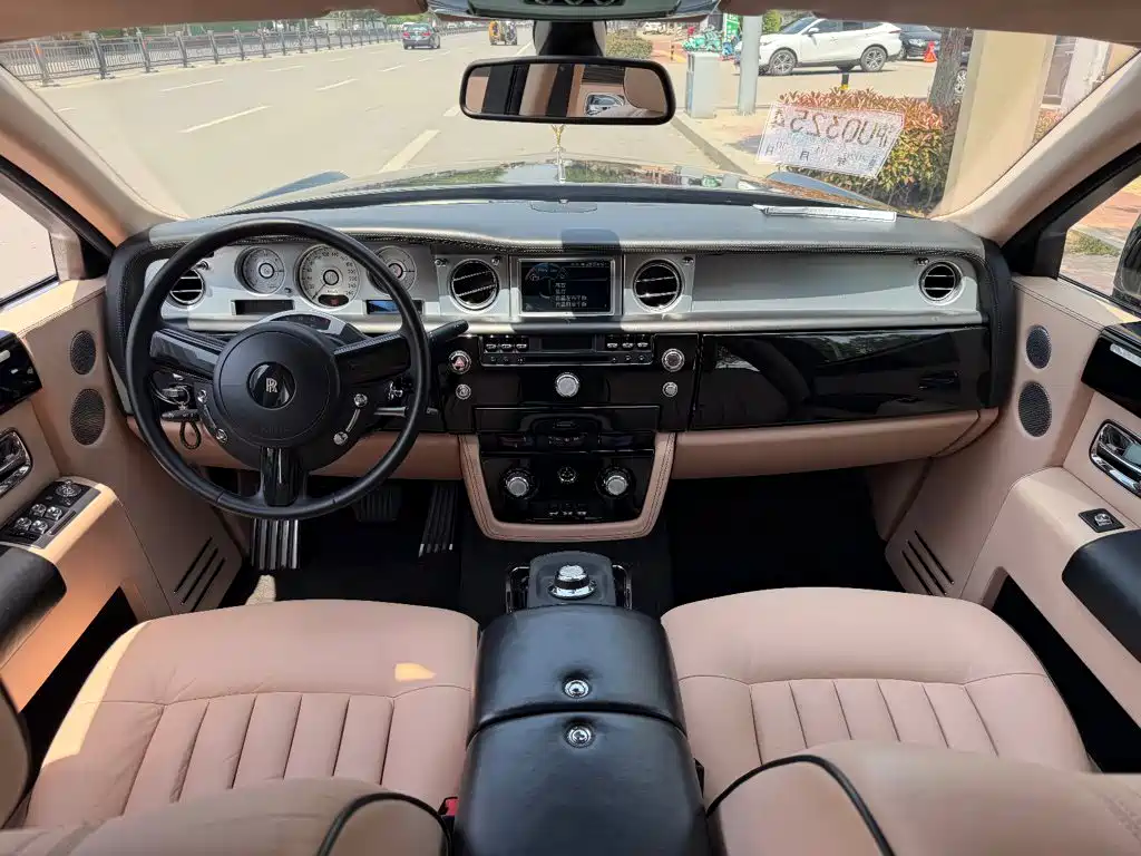 Rolls-Royce Phantom — миниатюра 5