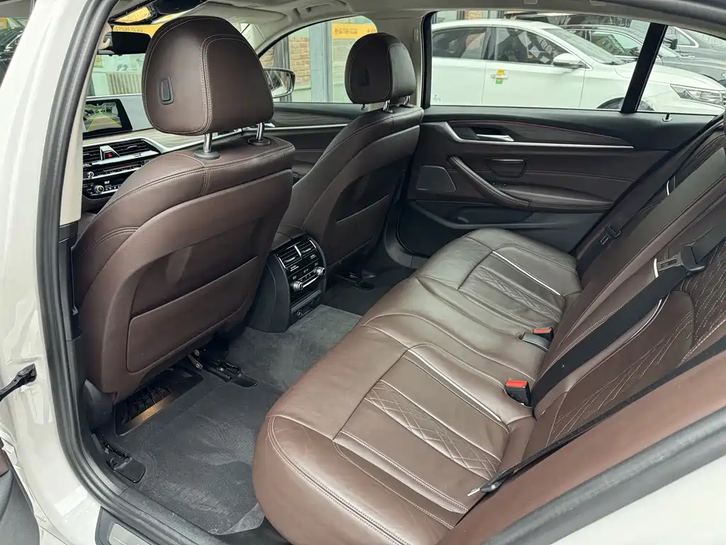 BMW 5 Series — миниатюра 9