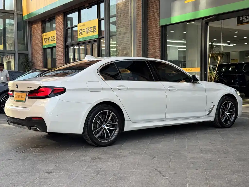 BMW 5 Series — миниатюра 7