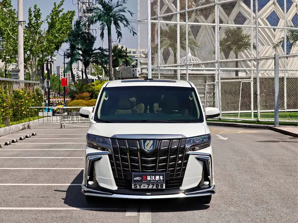 Toyota Alphard — миниатюра 2