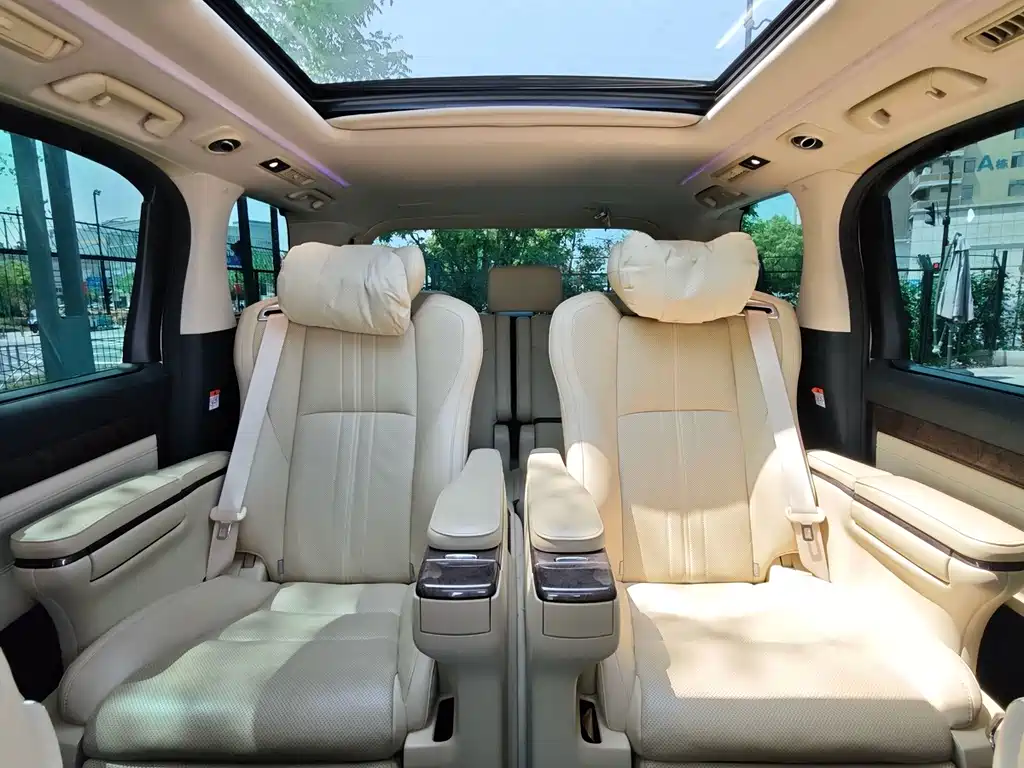 Toyota Alphard — миниатюра 24