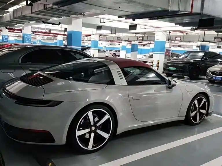 PORSCHE 911