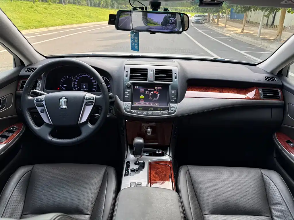 Toyota Crown — миниатюра 6