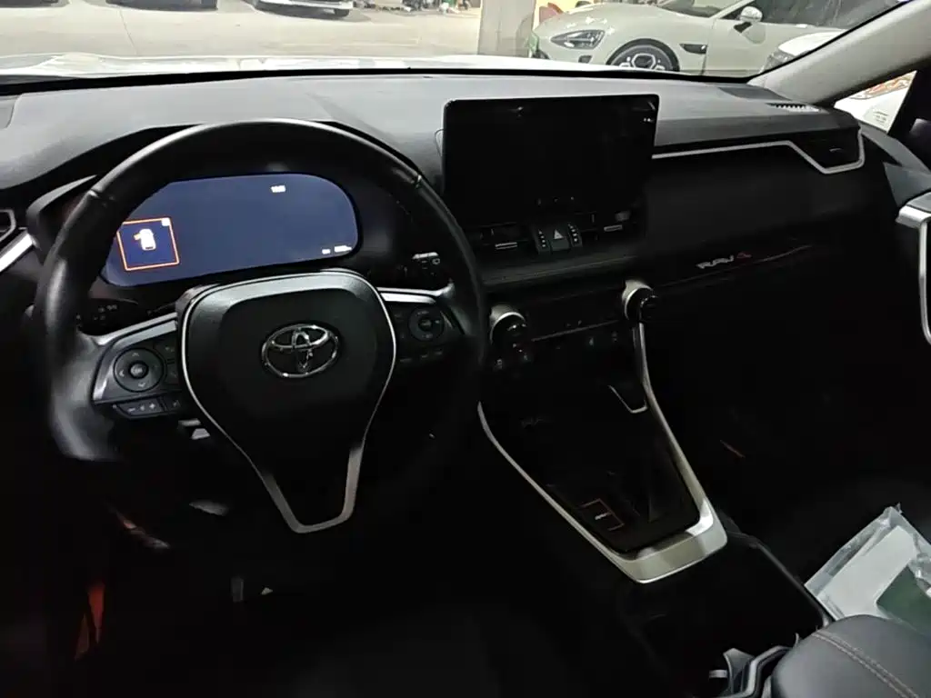 Toyota RAV4 — миниатюра 5