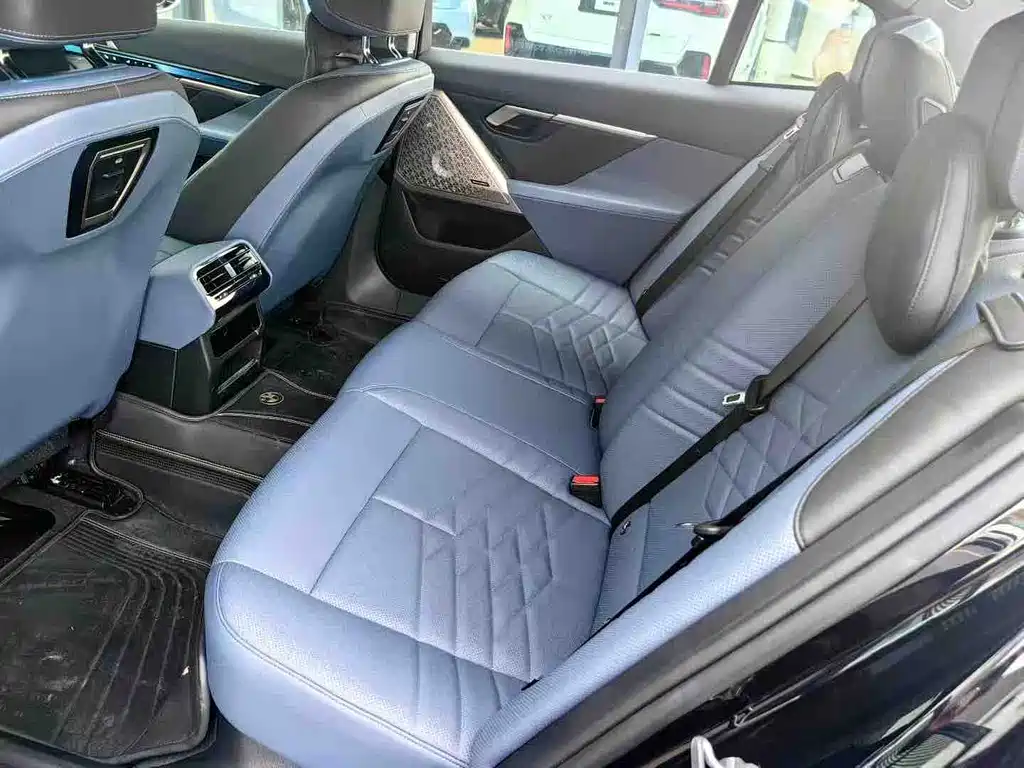BMW 5 Series - фото 8