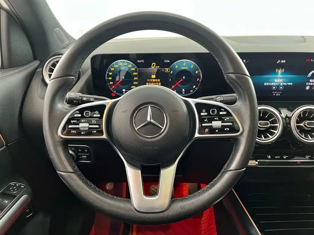 MERCEDES-BENZ GLA