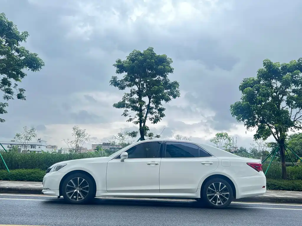 Toyota Crown — миниатюра 4