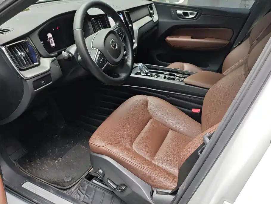 Volvo XC60 2024 B5 Luxury