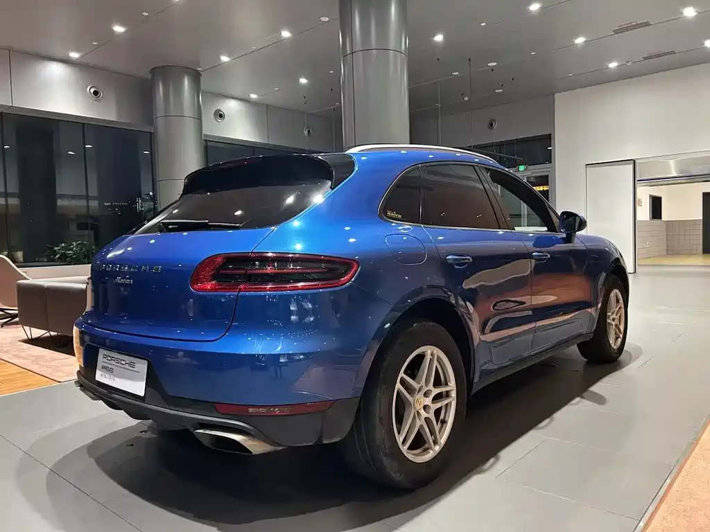 PORSCHE MACAN