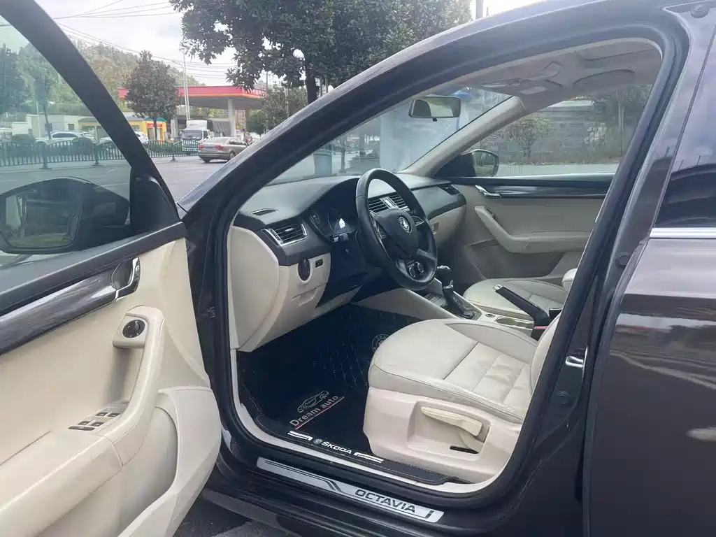 Skoda Octavia 2015 1.6L AT