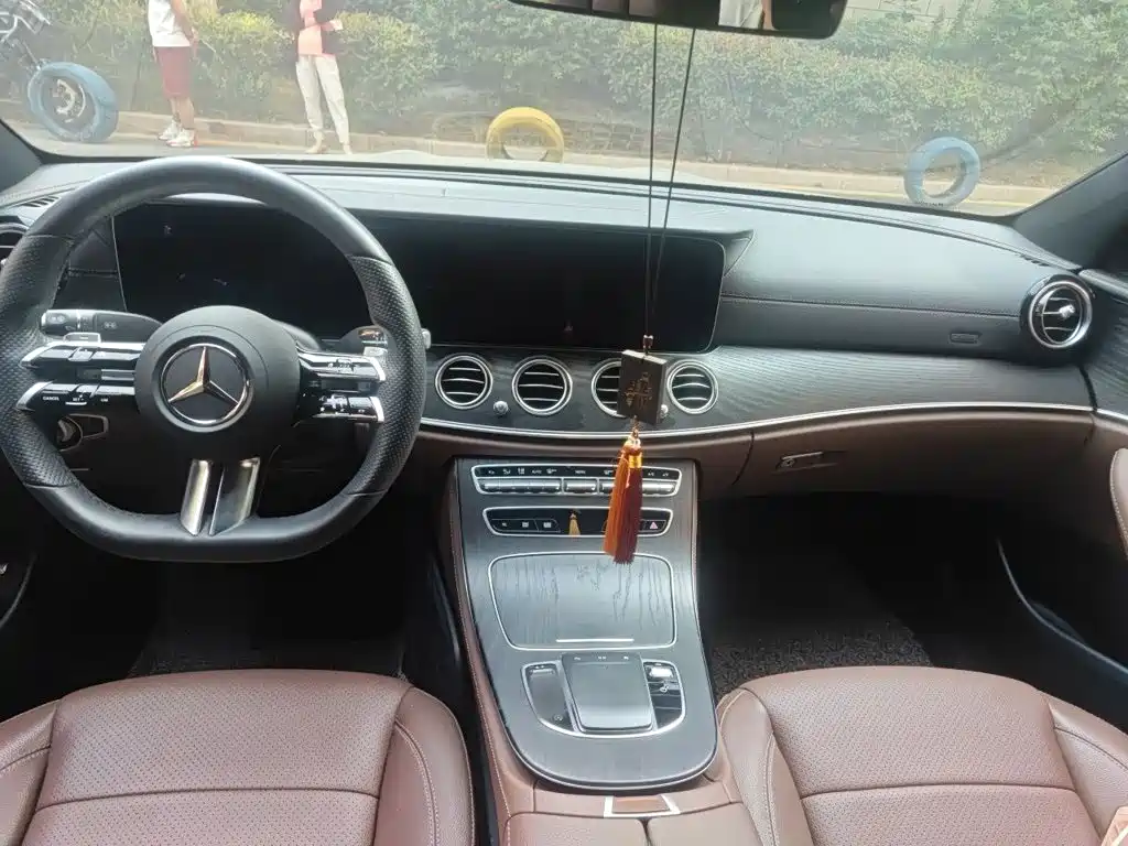 Mercedes-Benz E-Class — миниатюра 5