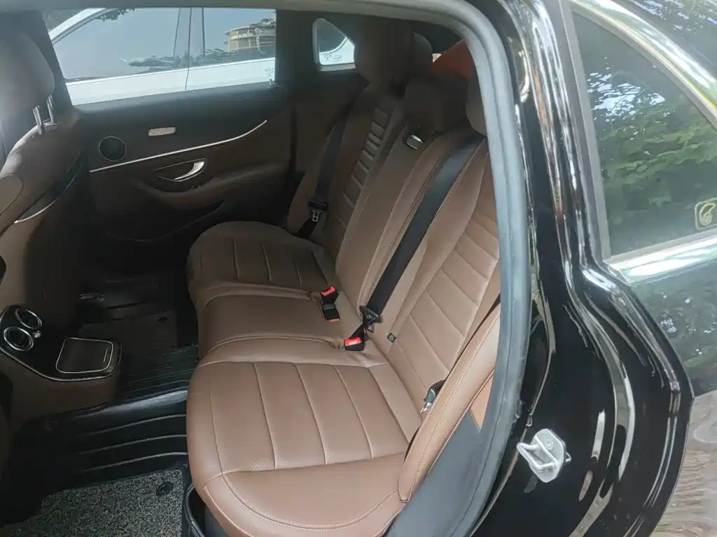 Mercedes-Benz E-Class — миниатюра 13