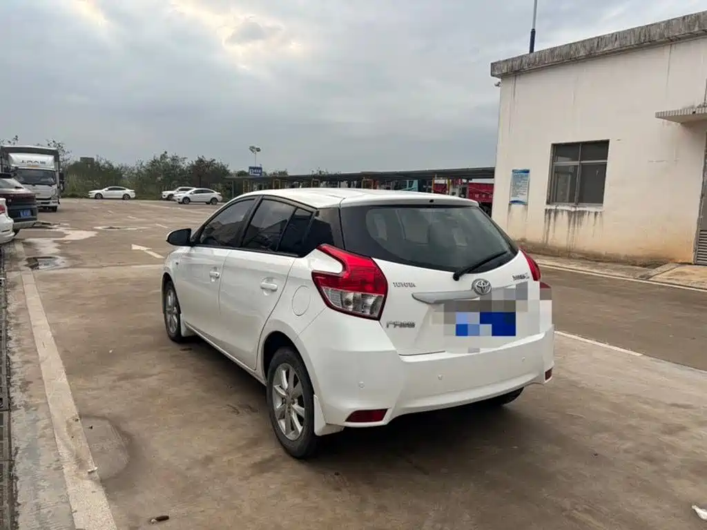 Toyota Yaris L — миниатюра 2