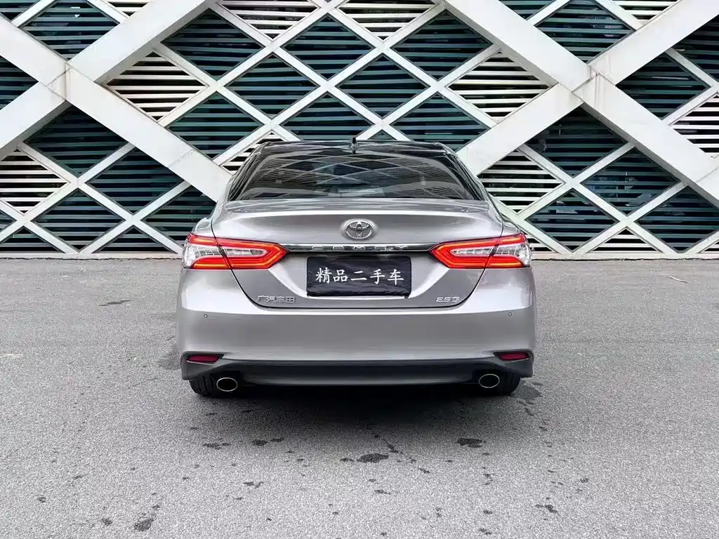 Toyota Camry — миниатюра 5