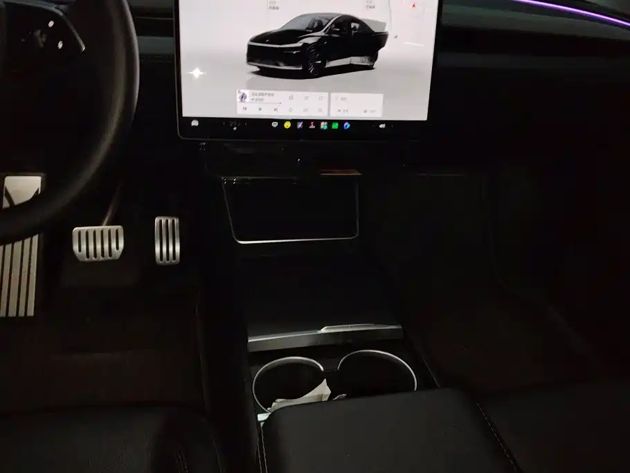 Tesla Model Y — миниатюра 16