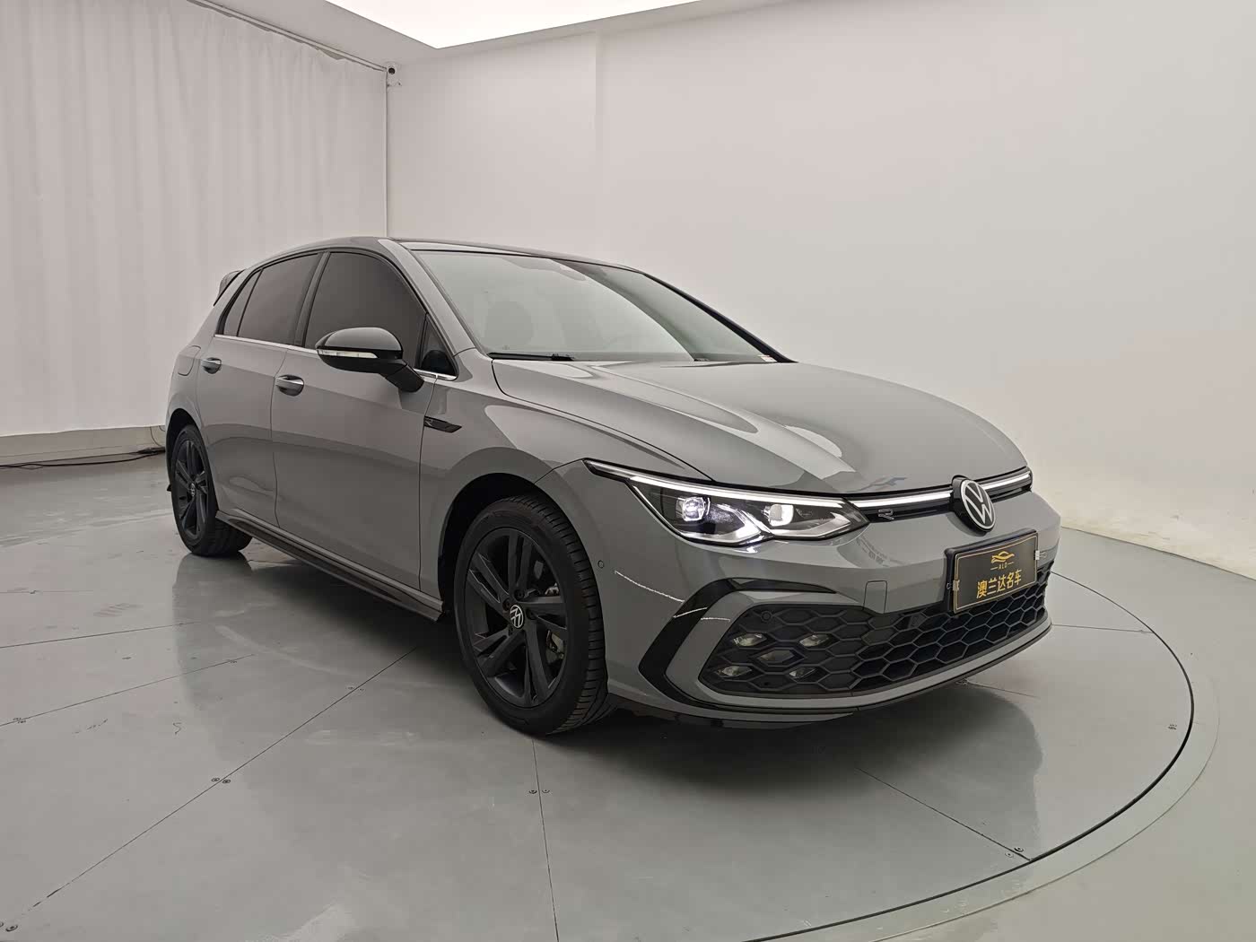 Volkswagen Golf 1.4 л 2024 г. Серебристо-серый, пробег 41000 км