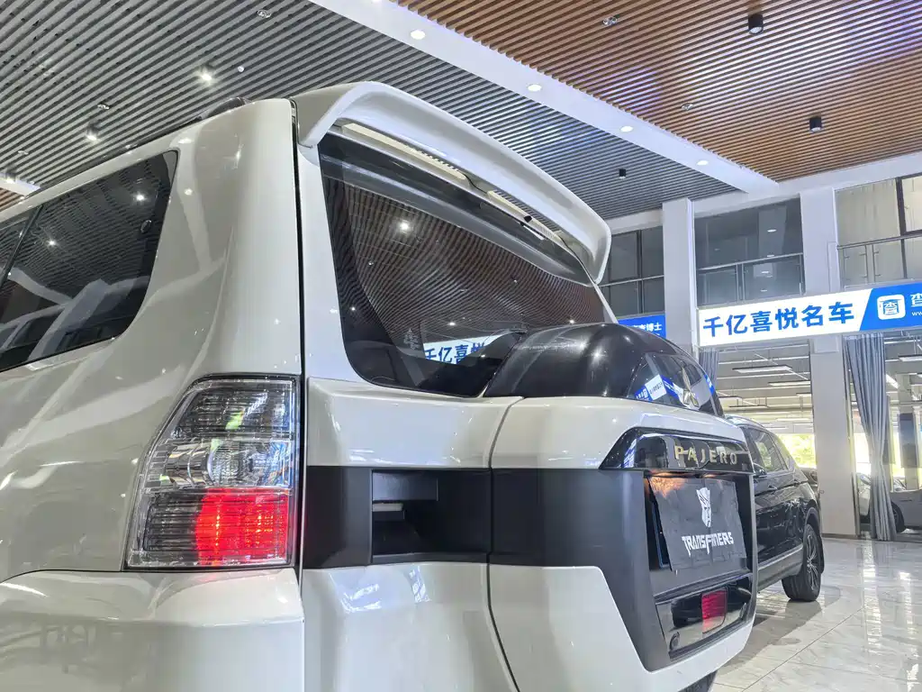 Mitsubishi Pajero (Import) — миниатюра 8