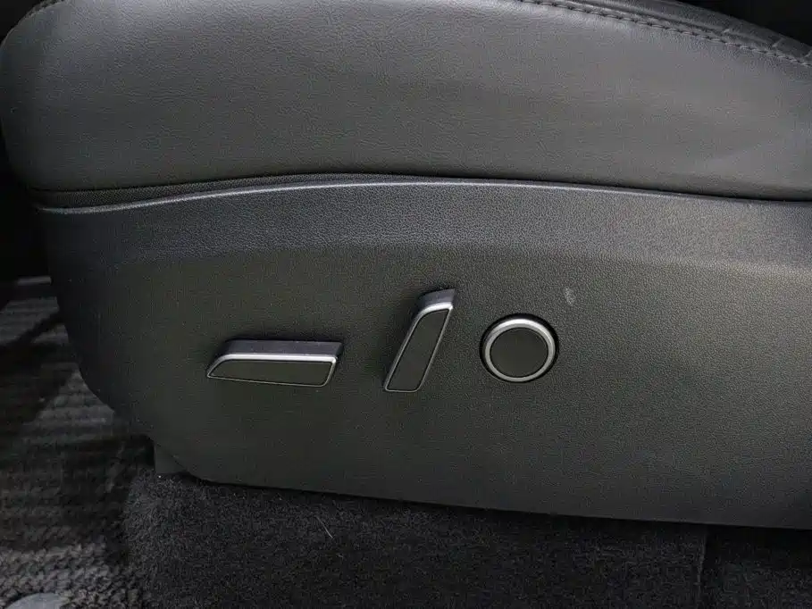 Tesla Model Y — миниатюра 21