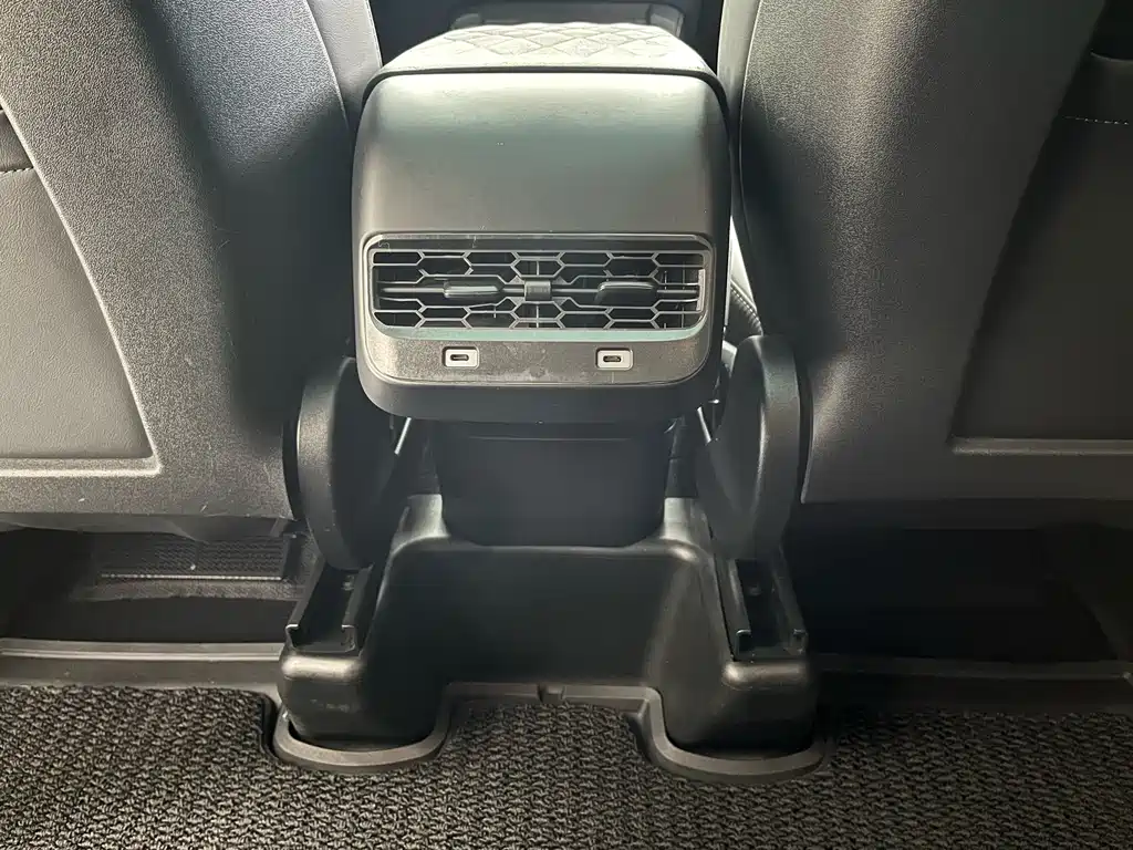 Tesla Model Y — миниатюра 9